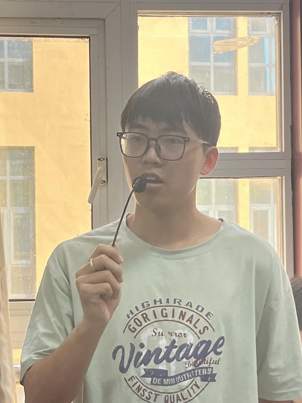 (图8 员工代表发言) (图8 员工代表发言)