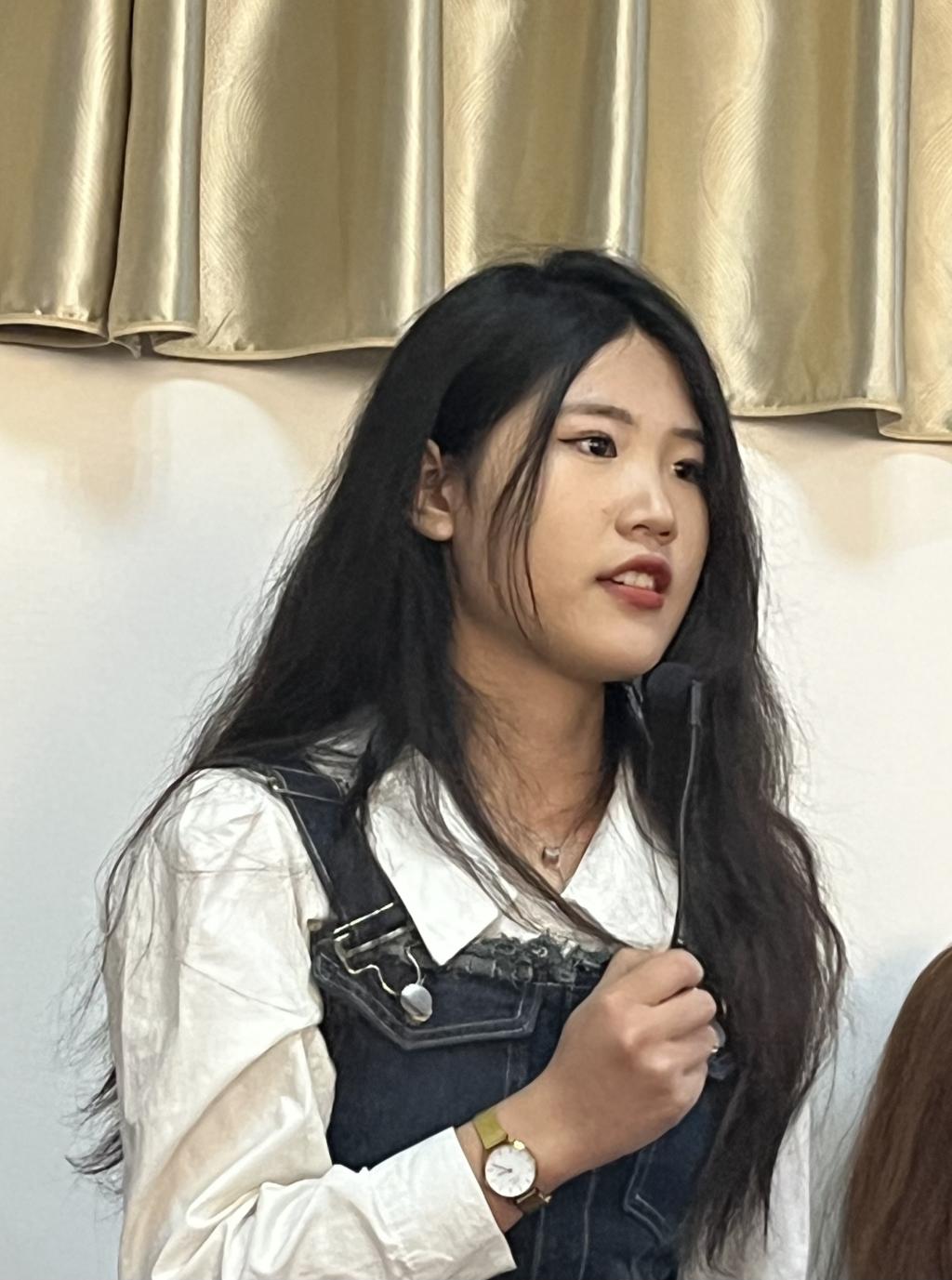 (图9 员工代表发言) (图9 员工代表发言)